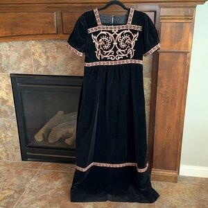 Vintage black velvet embroidered short sleeve maxi dress regency renaissance S/M